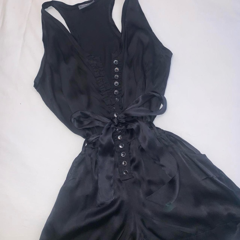 Semi-deep cut jumper 
Loose fit